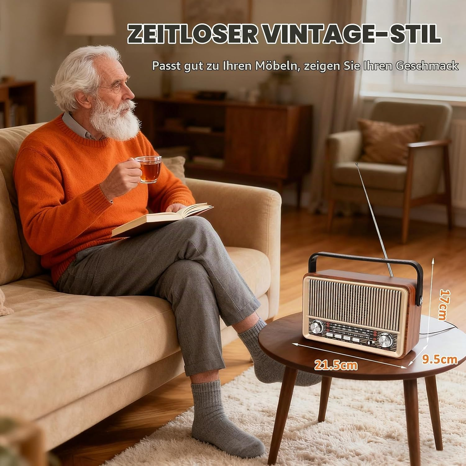 Älterer Mann sitzt auf Sofa, liest und trinkt Tee, neben einem Retro-Radio.