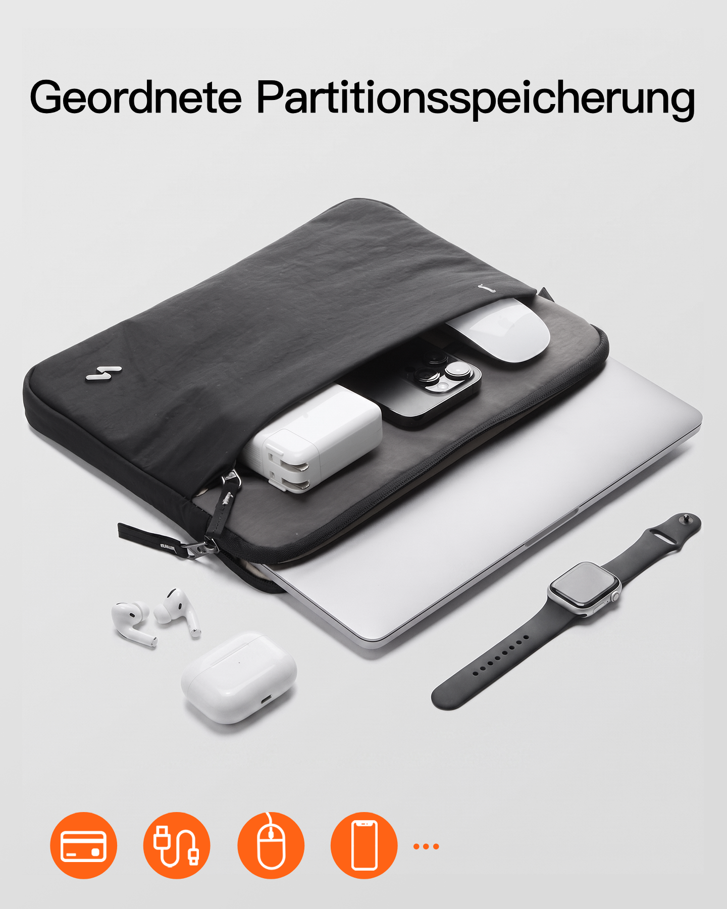 Eine schwarze Laptoptasche mit Ladegerät, Smartphone und Maus, daneben Laptop, Smartwatch und Ohrhörer auf weißer Fläche.