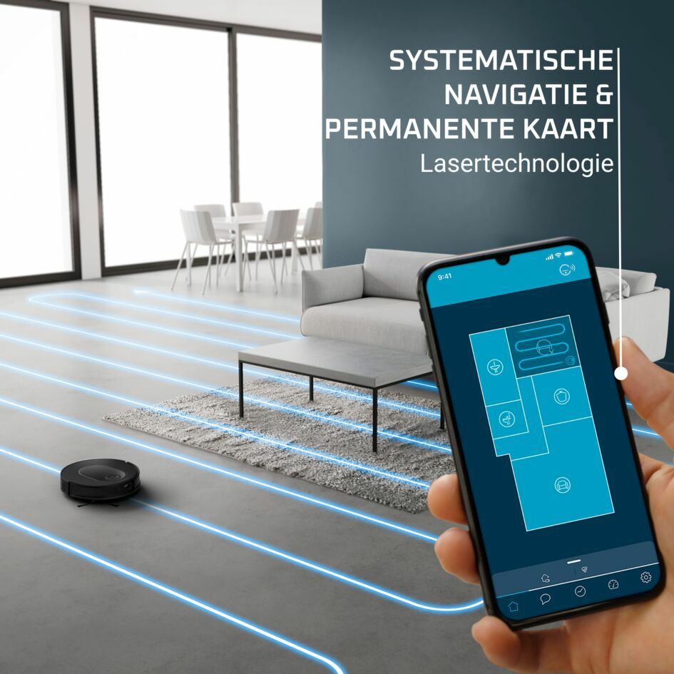 Un robot aspirador limpia el suelo mientras una mano muestra una app con un mapa de la casa.