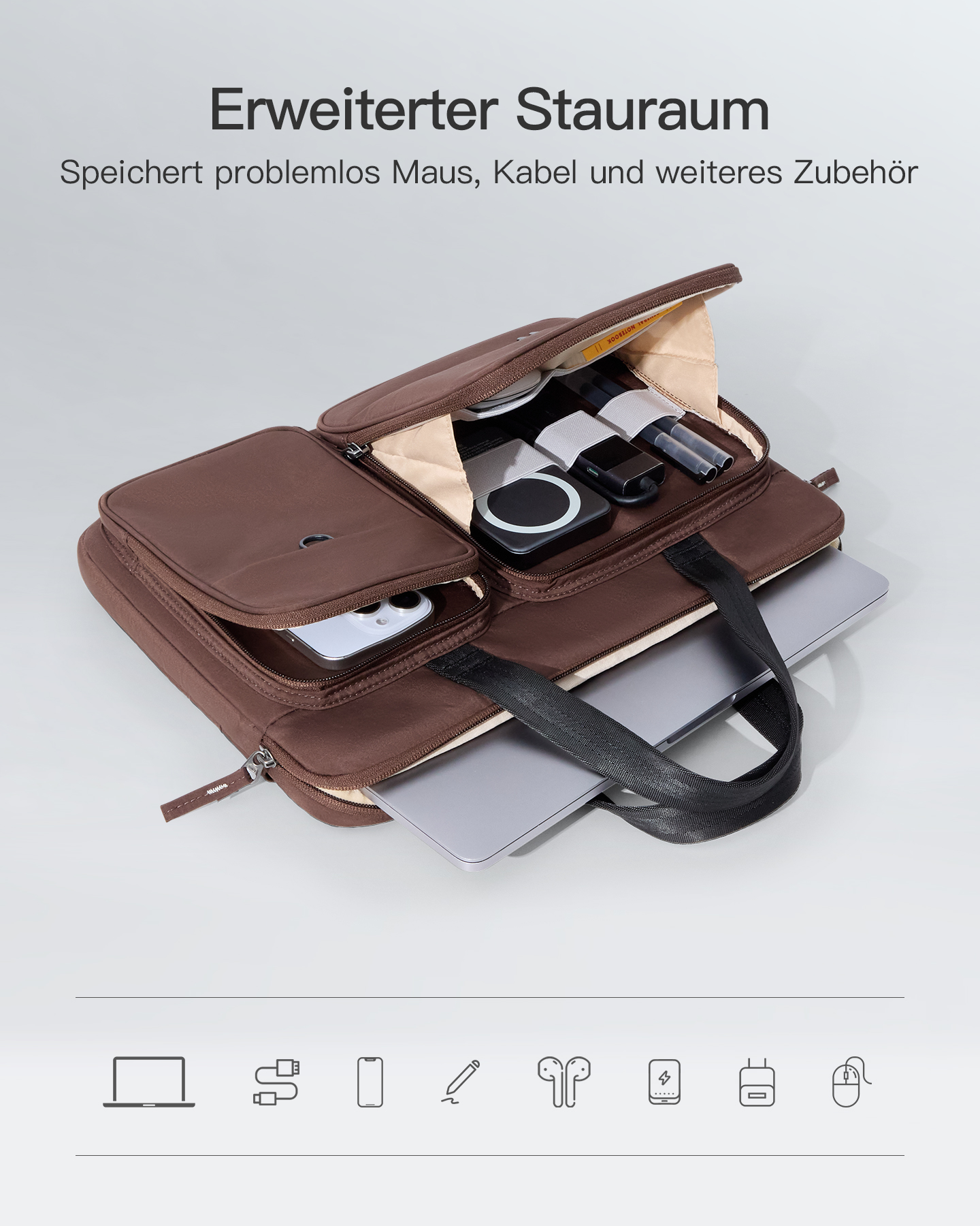 Braune Laptoptasche mit offenem Fach voller Zubehör wie Maus, Kabel, Stifte und einem Smartphone in der Vordertasche.