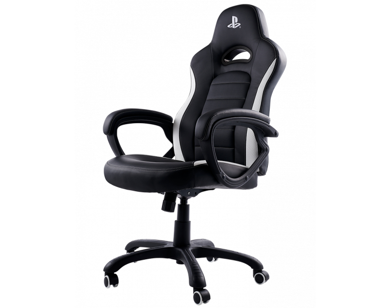 Una silla de juego en blanco y negro con el logotipo de PlayStation en el reposacabezas, sobre fondo blanco.