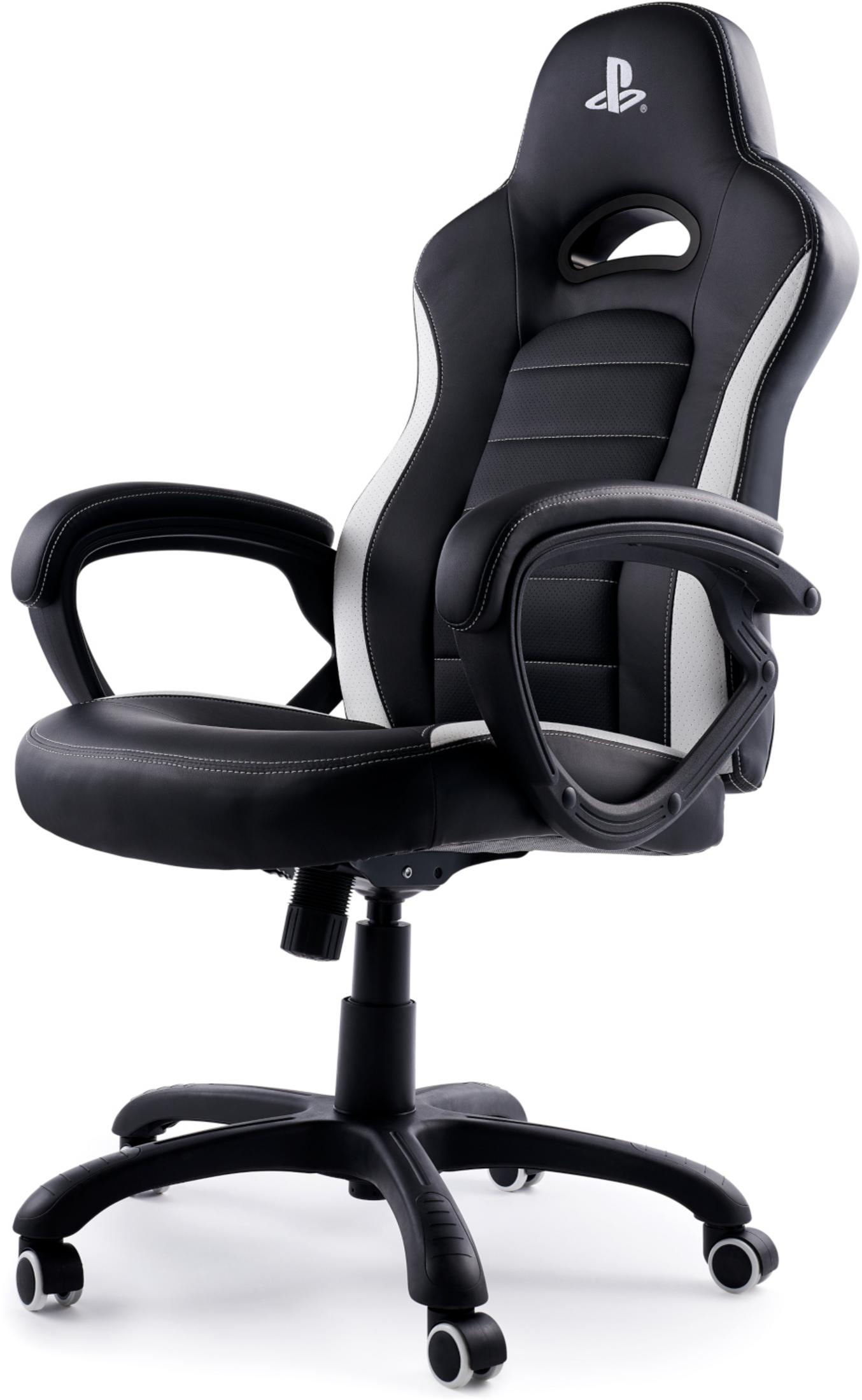 Una silla de juego en blanco y negro con el logo de PlayStation en el reposacabezas, sobre fondo blanco.