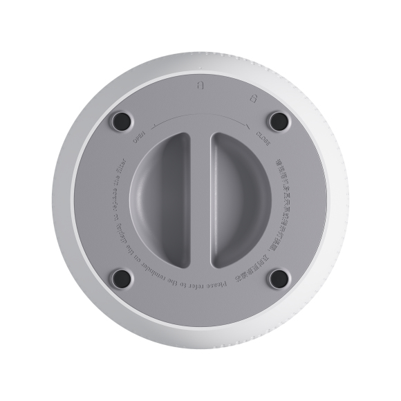 Fondo di un dispositivo rotondo bianco con inserto grigio, incavo per maniglia, testo e quattro piedini in gomma.