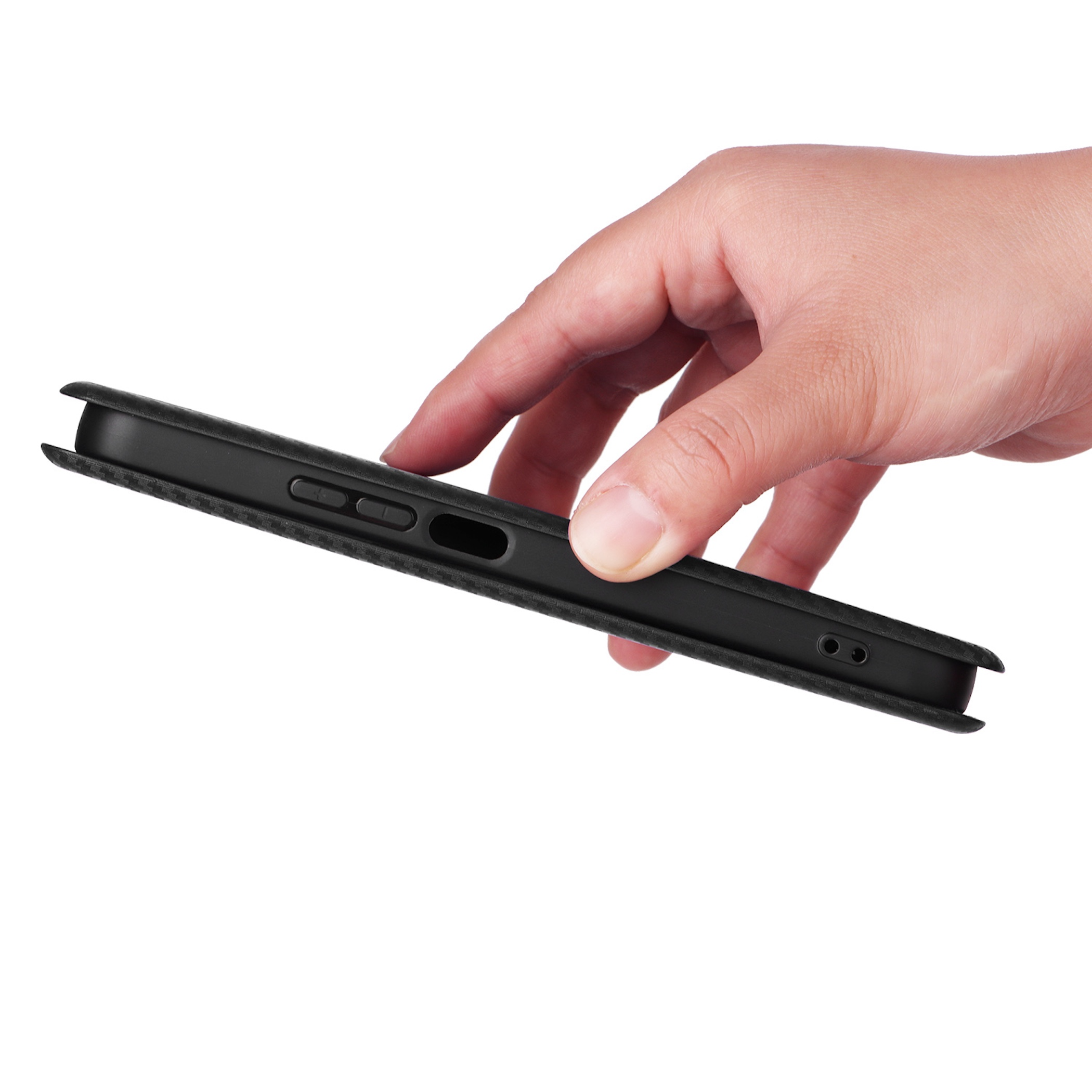 Eine Hand hält eine schwarze Smartphone-Hülle mit sichtbaren Tasten auf einem weißen Hintergrund.