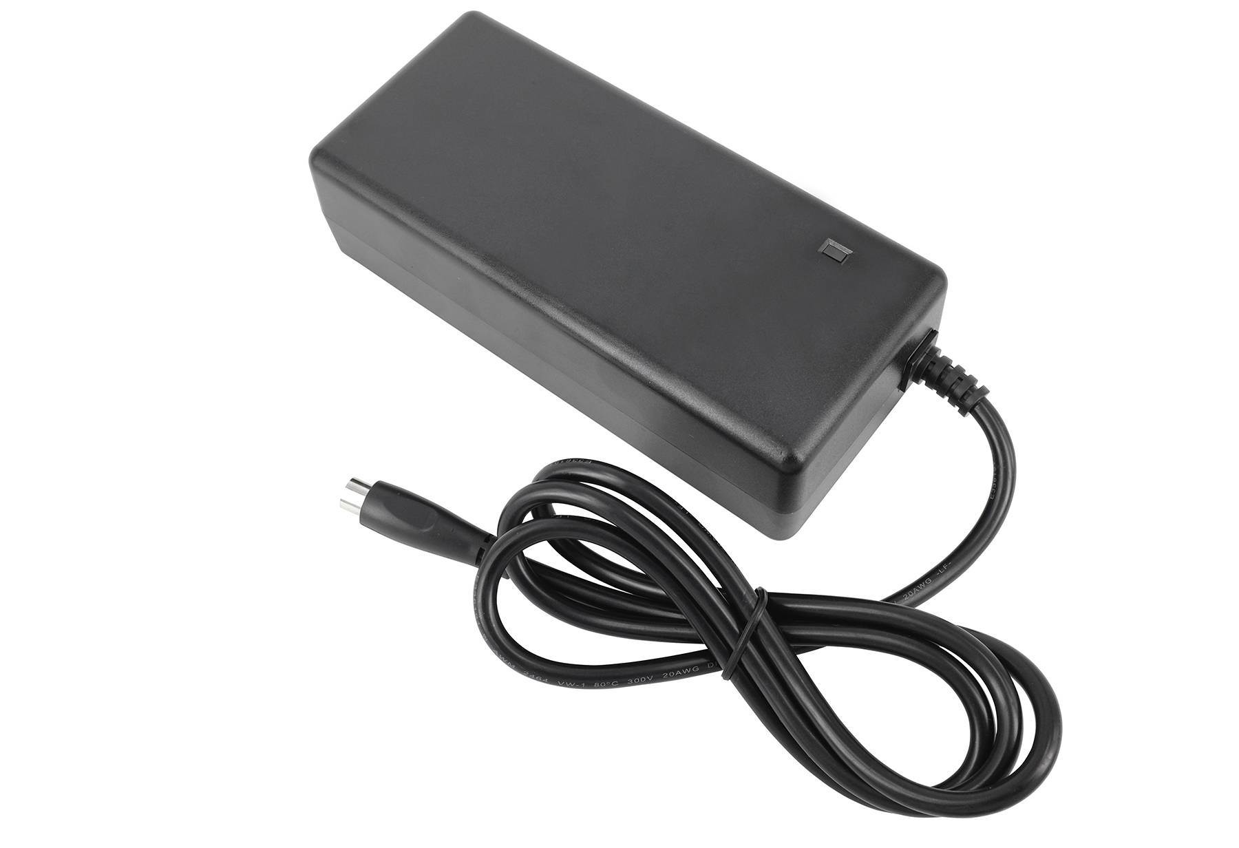 Ein schwarzes Netzteil mit einem aufgerollten Kabel und einem runden Stecker auf weißem Hintergrund.