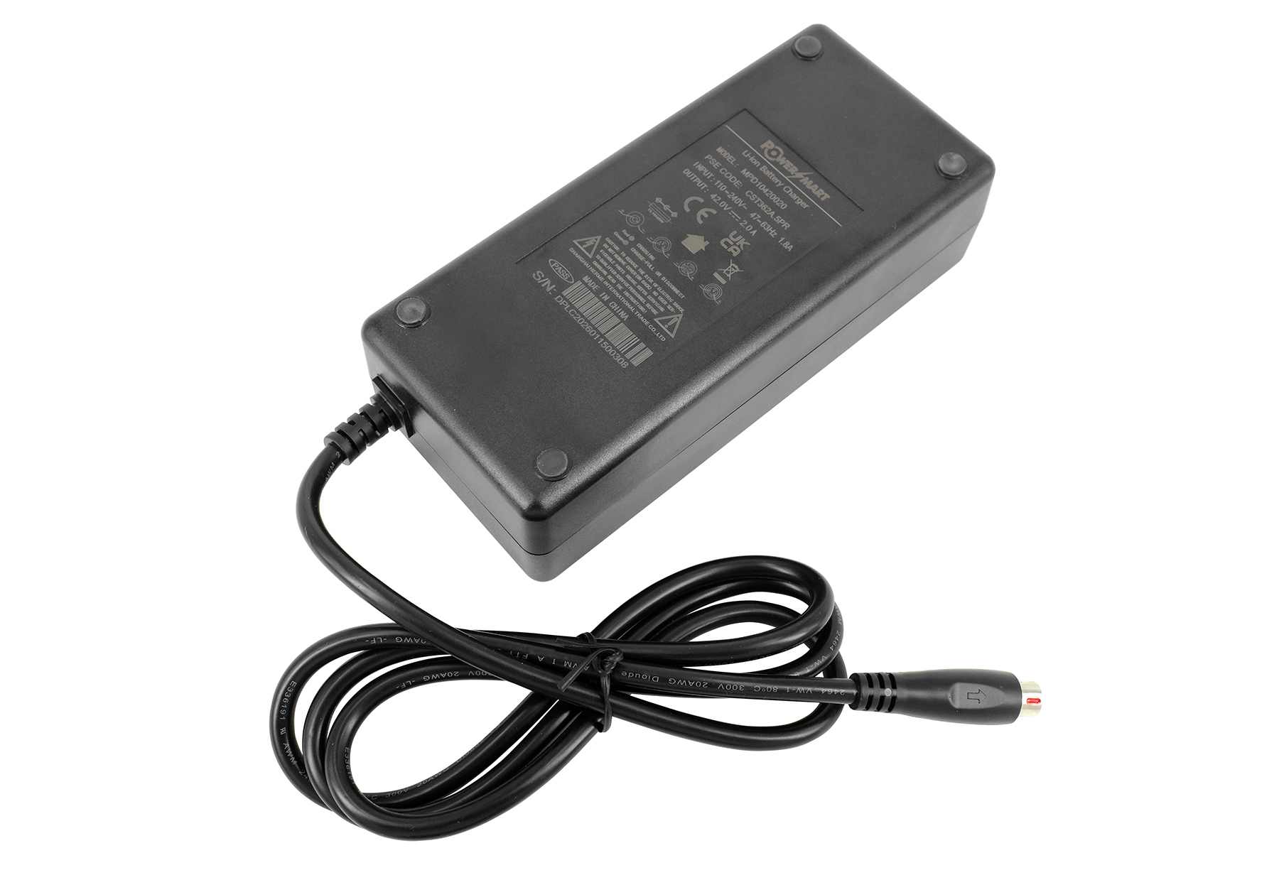 Ein schwarzes Li-Ionen-Batterieladegerät mit aufgedruckten technischen Daten und angeschlossenem Kabel auf weißem Hintergrund.