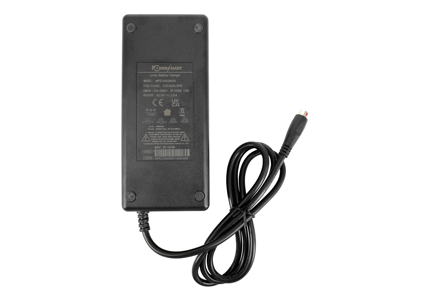 Ein schwarzes Li-Ionen-Batterieladegerät mit Etikett und aufgerolltem Kabel auf weißem Hintergrund.