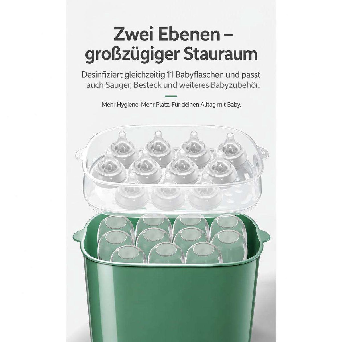 Grüner Sterilisator mit zwei Ebenen zeigt Babyflaschen und Sauger.