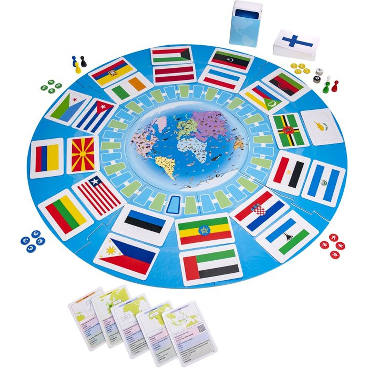 Ein rundes Geografiespiel mit Weltkarte, Flaggenkarten, kleinen Figuren und Spielkarten auf weißem Hintergrund.