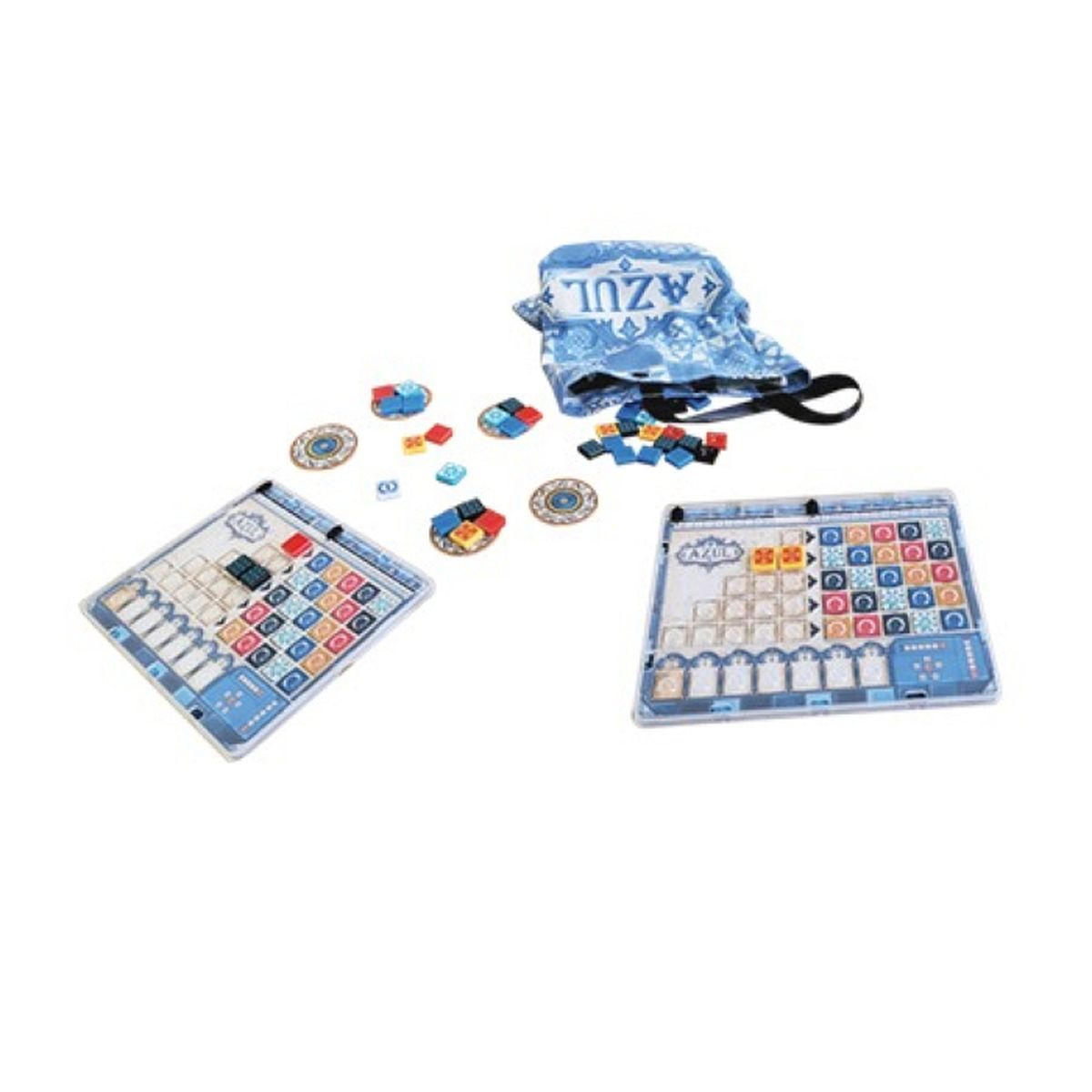 Das Brettspiel Azul mit bunten Fliesen, Spielertafeln und einem blauen Stoffbeutel auf weißem Hintergrund.