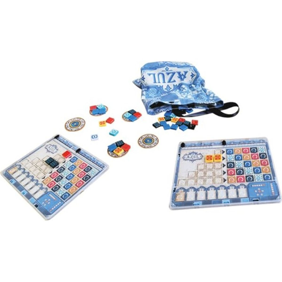 Das Azul-Brettspiel mit zwei Spielertafeln, bunten Kacheln, runden Markern und einem blauen Beutel.