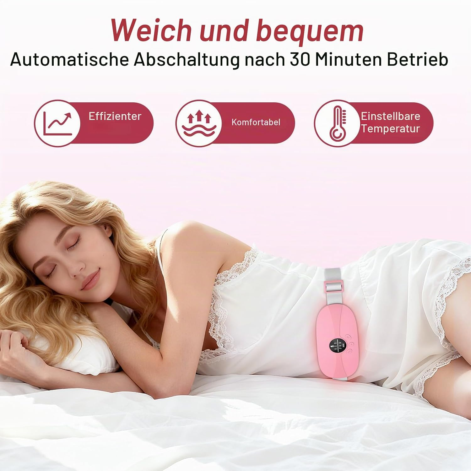 Eine Frau in weißer Nachtwäsche liegt im Bett und trägt einen pinken Wärmegürtel um die Taille.