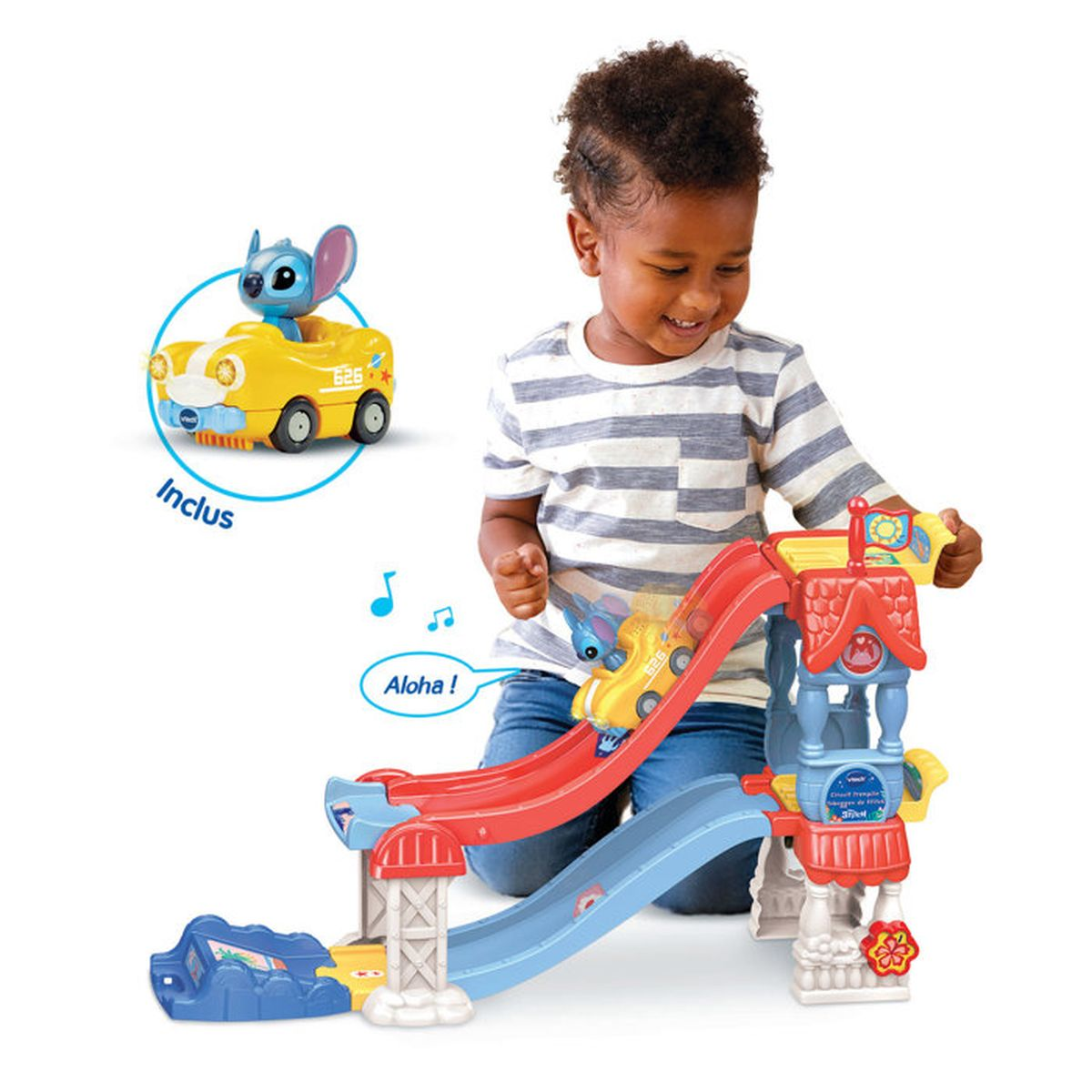 Ein Kleinkind spielt mit einem bunten Stitch-Spielzeugauto und einer mehrstöckigen Rennbahn.