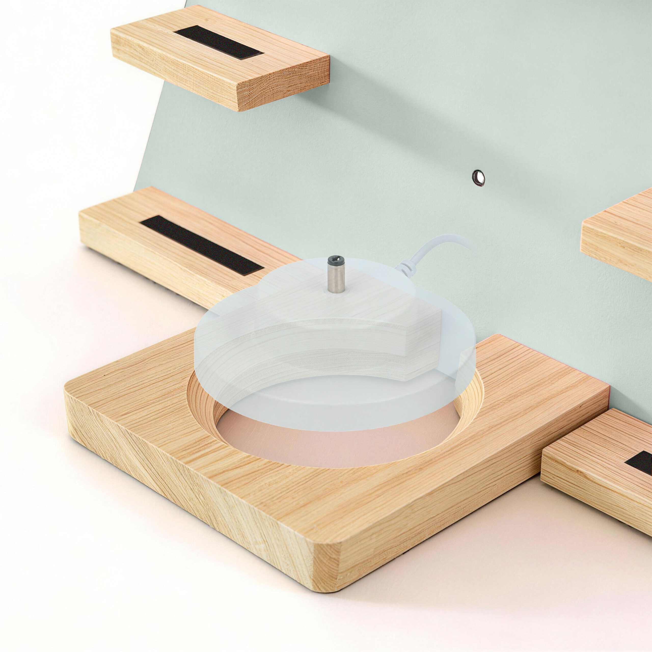 Holzhalter mit transparentem Gehäuse und Kabel vor einer hellblauen Wand.