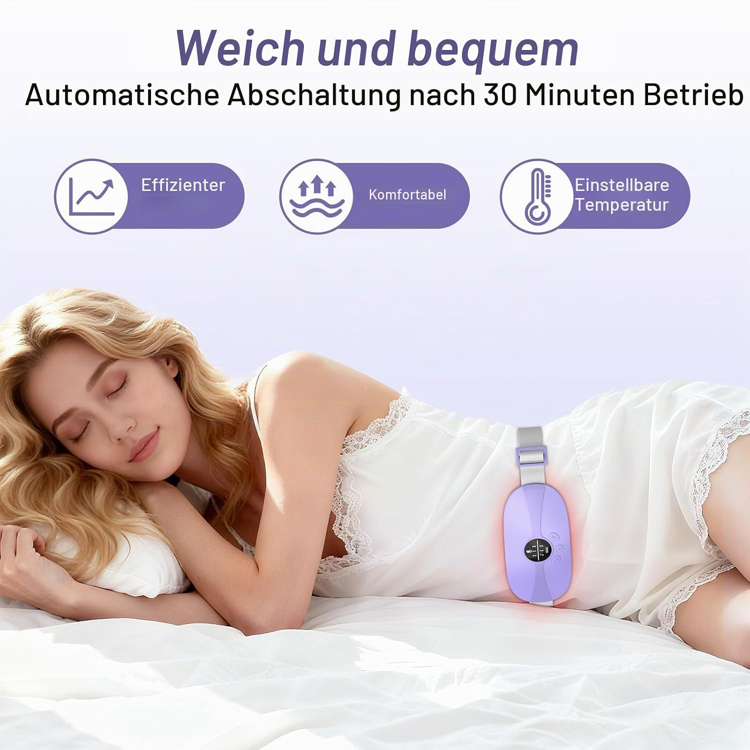 Eine Frau liegt bequem im Bett und trägt einen lila Wärmegürtel mit deutschen Funktionssymbolen oben.
