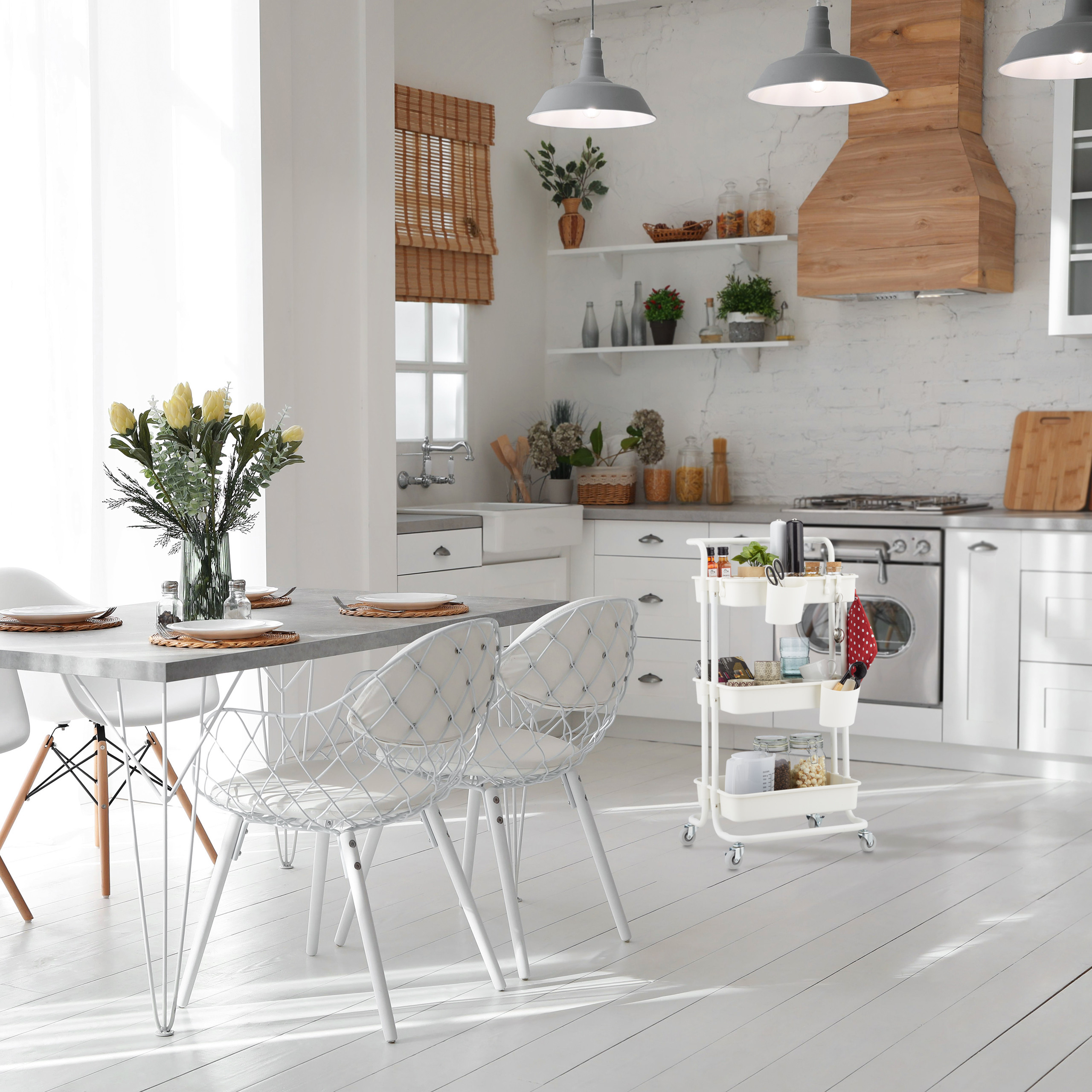 Moderne Küche mit weißem Holzboden, Esstisch und Stühlen, Holzhaube und Regalen.