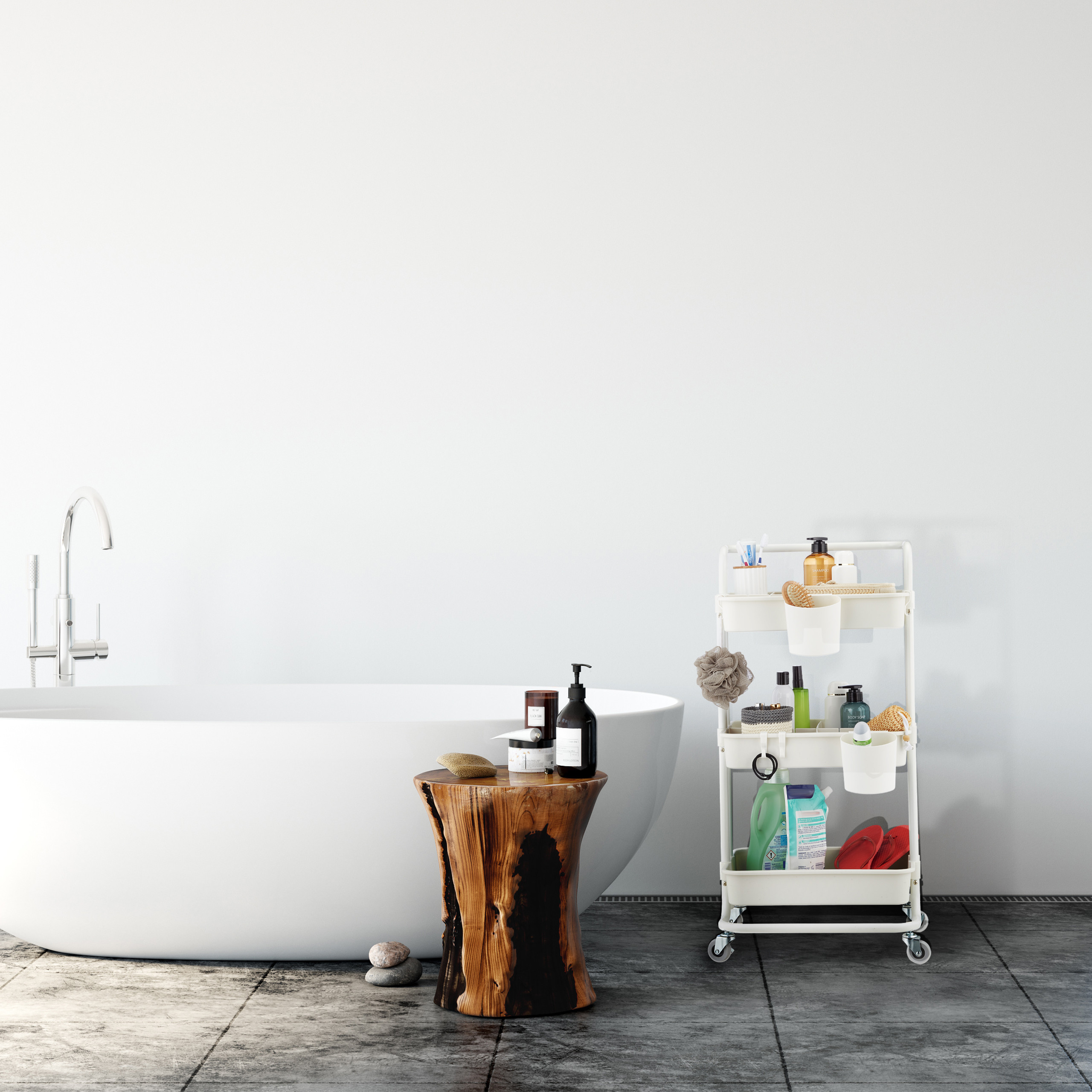 Eine weiße Badewanne, ein Holzschemel mit Pflegeprodukten und ein Rollwagen vor einer weißen Wand.