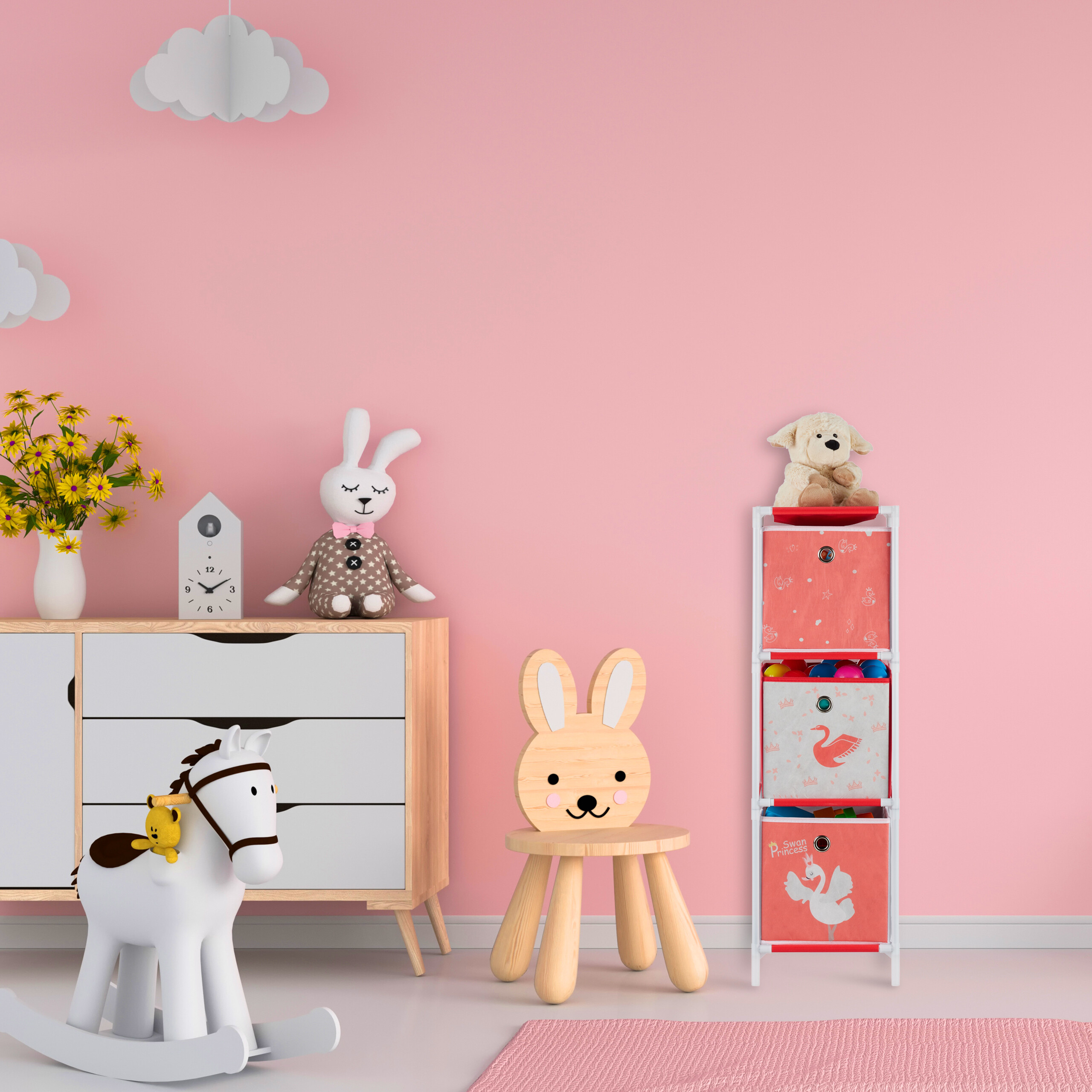 Ein rosafarbenes Kinderzimmer mit Schaukelpferd, Hasenstuhl, Kommode mit gelben Blumen und Regal.