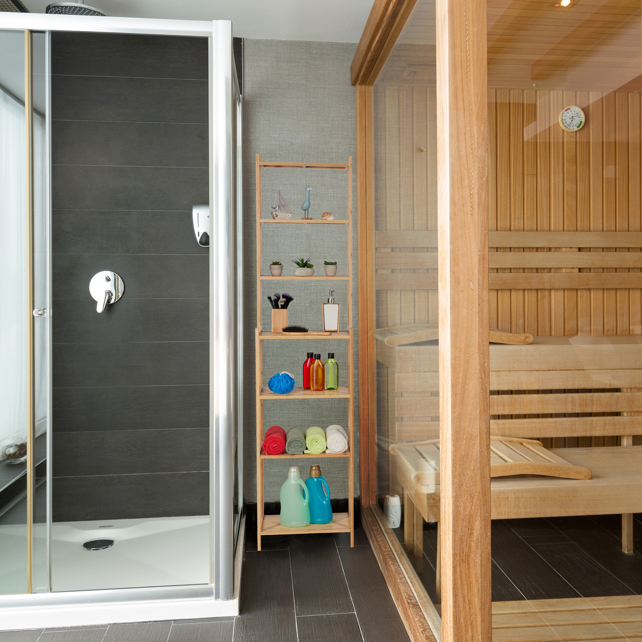 Moderne Dusche mit schwarzen Fliesen und eine Holzsauna mit Regalen dazwischen.