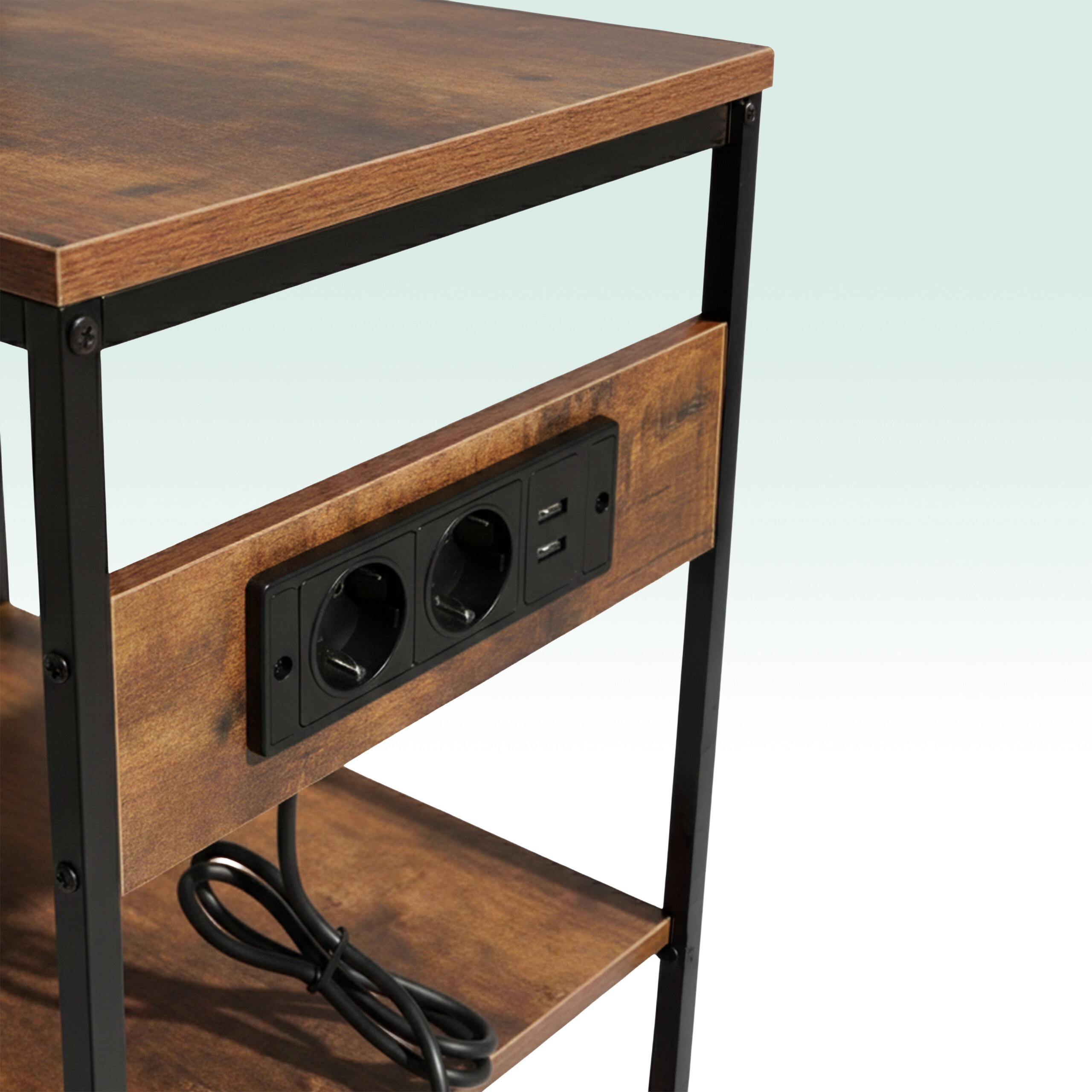 Ein Nachttisch aus Holz mit schwarzem Metallgestell, integrierter Steckdose mit zwei Anschlüssen und zwei USB-Ports.