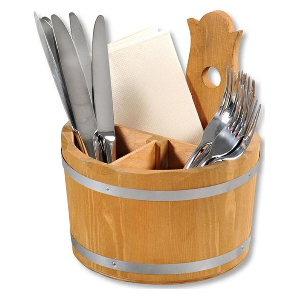 Ein hölzerner Besteckhalter mit Metallringen enthält Messer, Gabeln und Servietten.