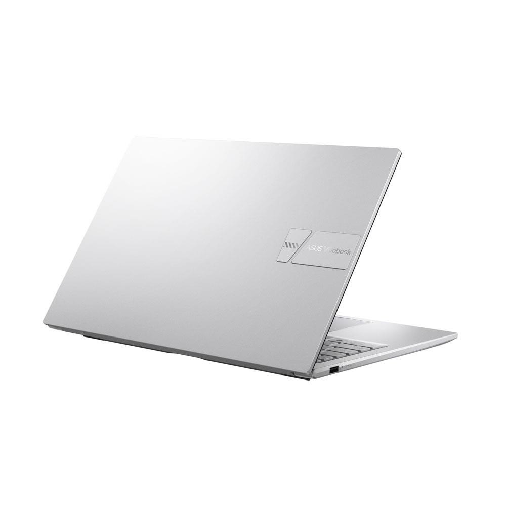 Gümüş renkli bir Asus Vivobook dizüstü bilgisayar, logosu görünür şekilde beyaz bir yüzeyde duruyor.