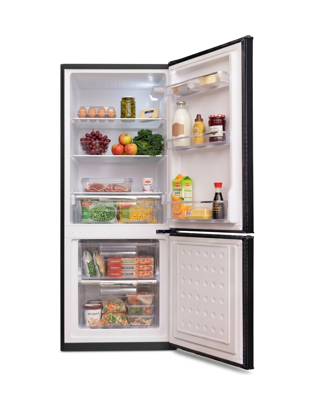Un refrigerador negro abierto lleno de frutas frescas, verduras, bebidas y alimentos envasados.