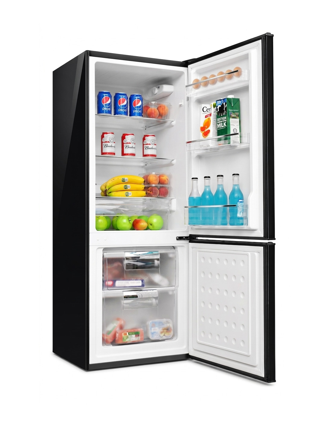 Un refrigerador negro abierto lleno de bebidas, frutas, leche y huevos en los estantes.