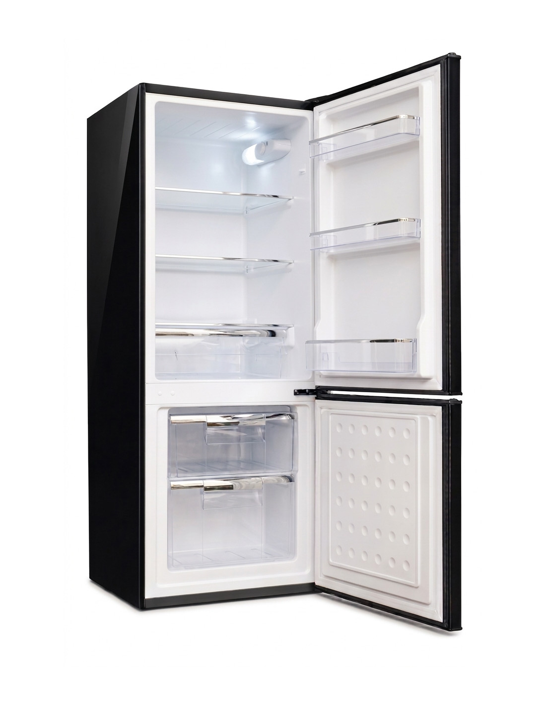 Un refrigerador negro abierto con interior blanco y estantes de vidrio iluminados sobre fondo blanco.