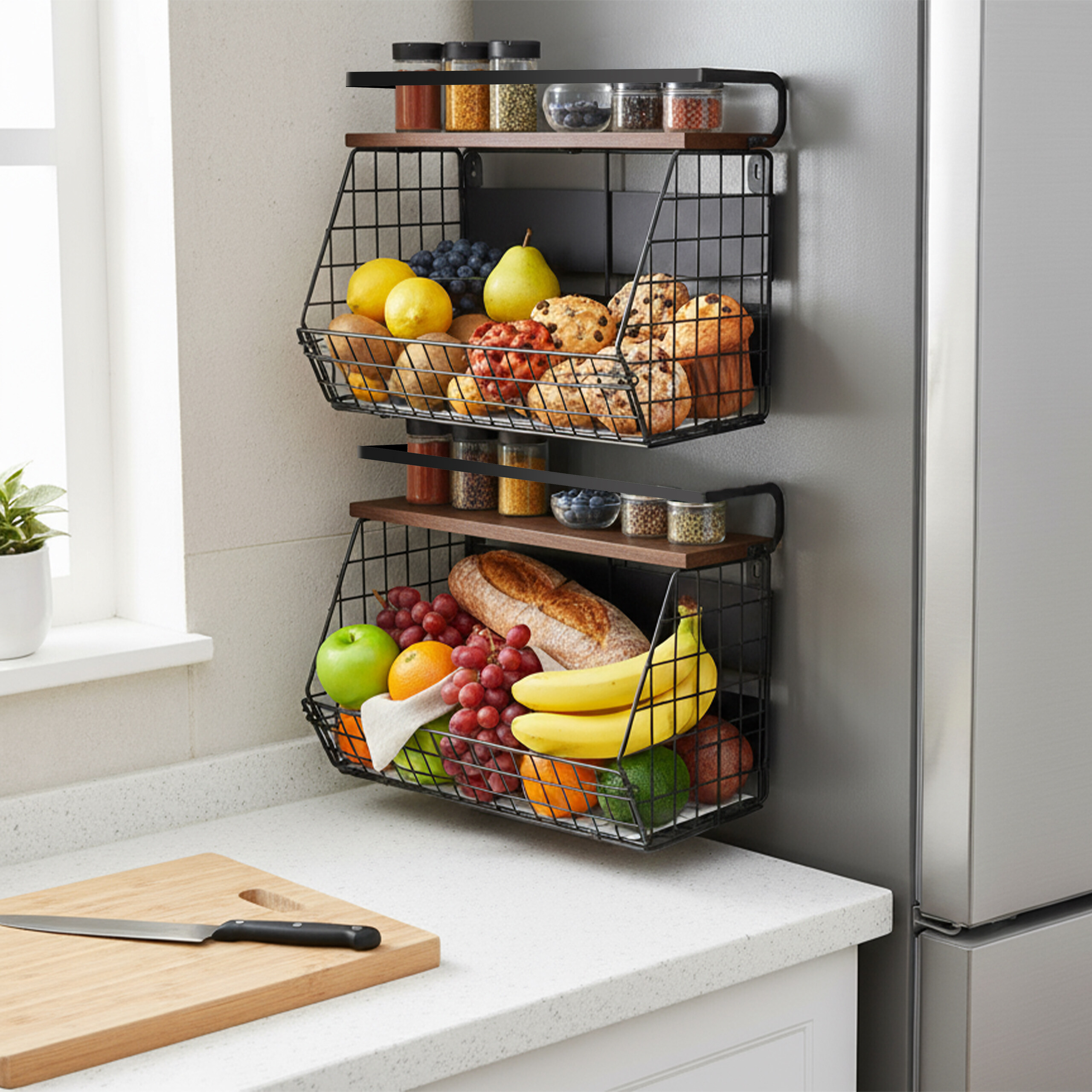 Zwei schwarze Metallregale hängen am Kühlschrank, gefüllt mit Obst, Brot und Gewürzdosen.