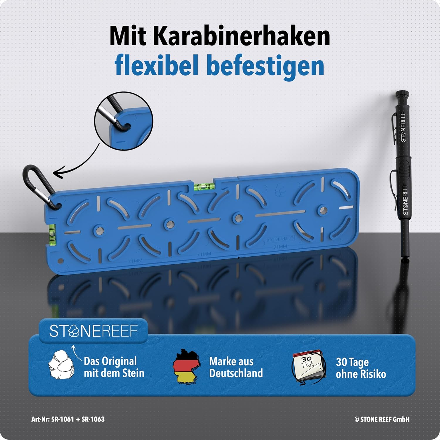 Ein blaues Messwerkzeug mit Karabiner, Wasserwaagen und schwarzem Stift auf glänzender Oberfläche mit Text.