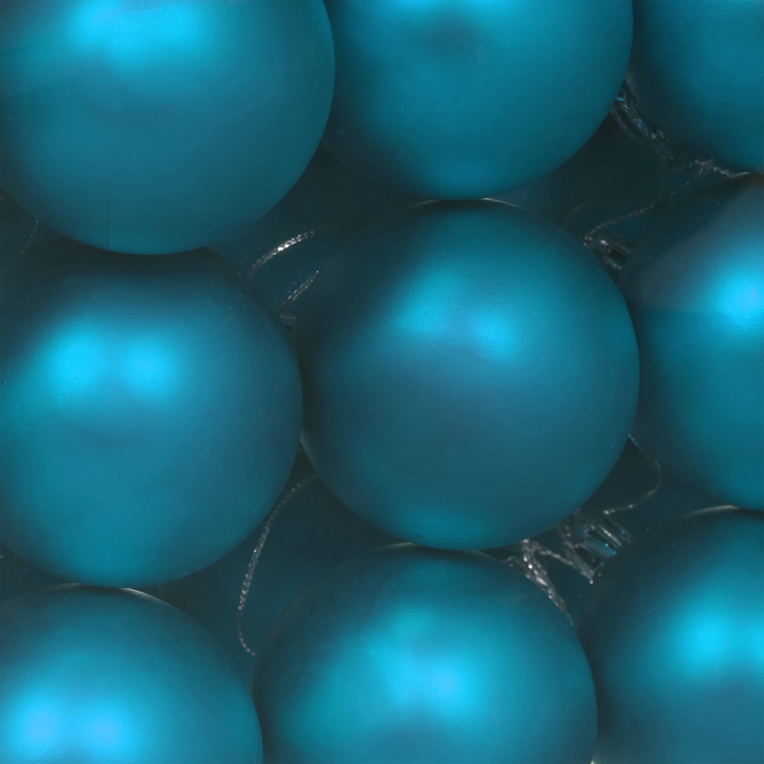 Glänzende blaue Weihnachtskugeln füllen das Bild.