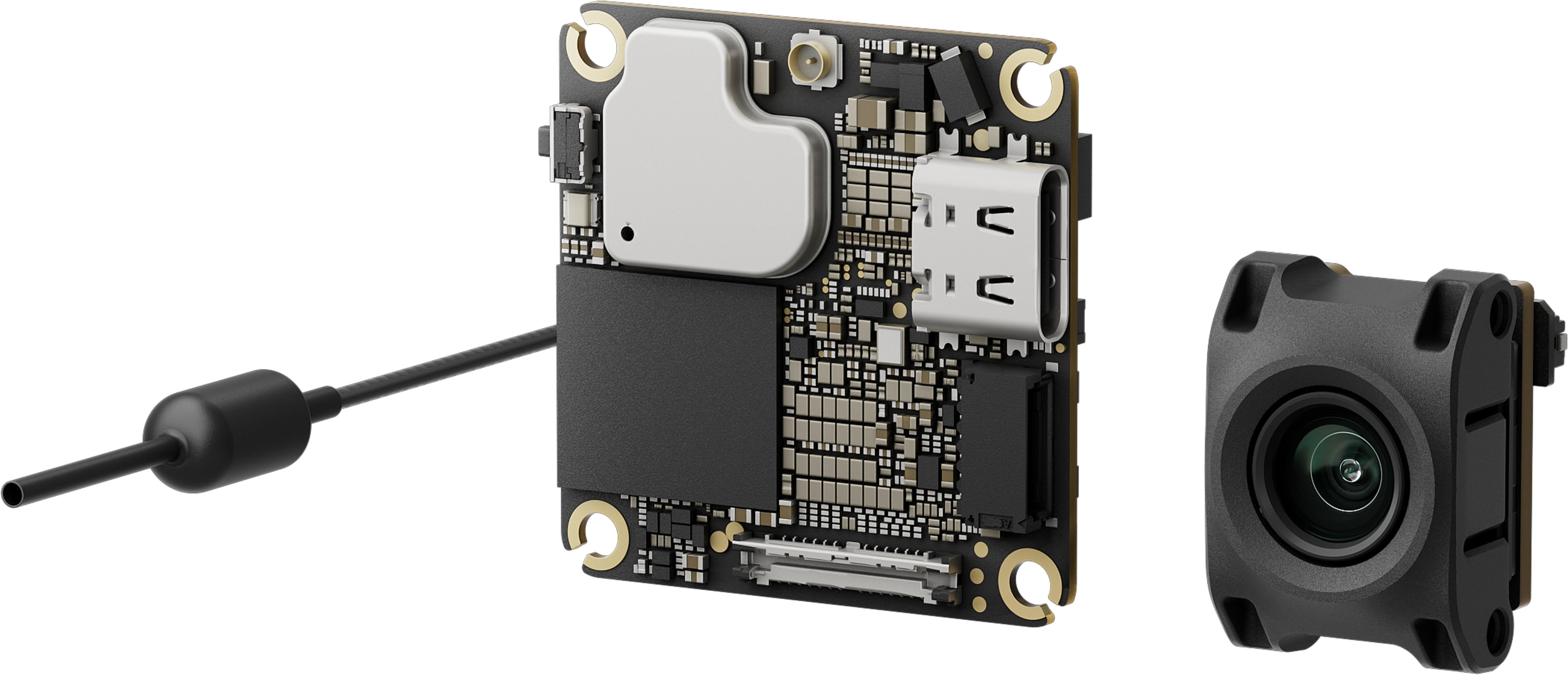 Czarna płytka drukowana z mikroczipami, portem USB-C i podłączoną obok kamerą.