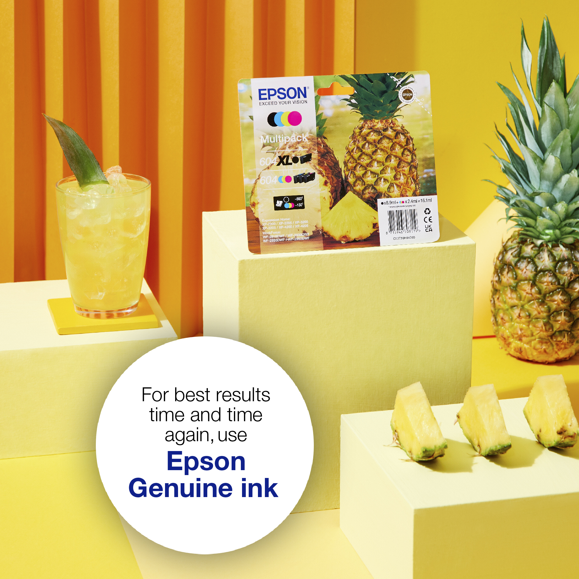 Wielopak tuszy Epson z motywem ananasa, otoczony żółtym napojem i świeżymi kawałkami ananasa.