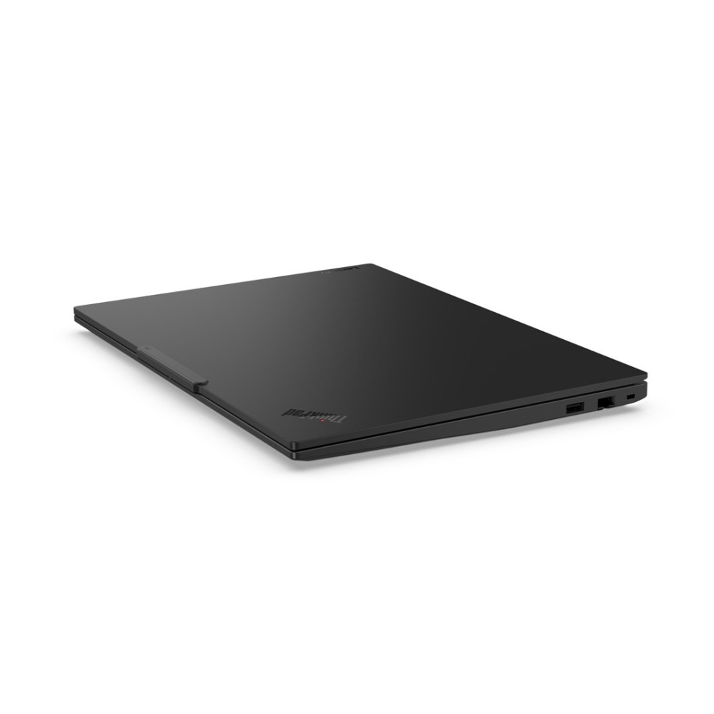 Zamknięty czarny laptop pod kątem na białym tle z widocznymi portami z boku.