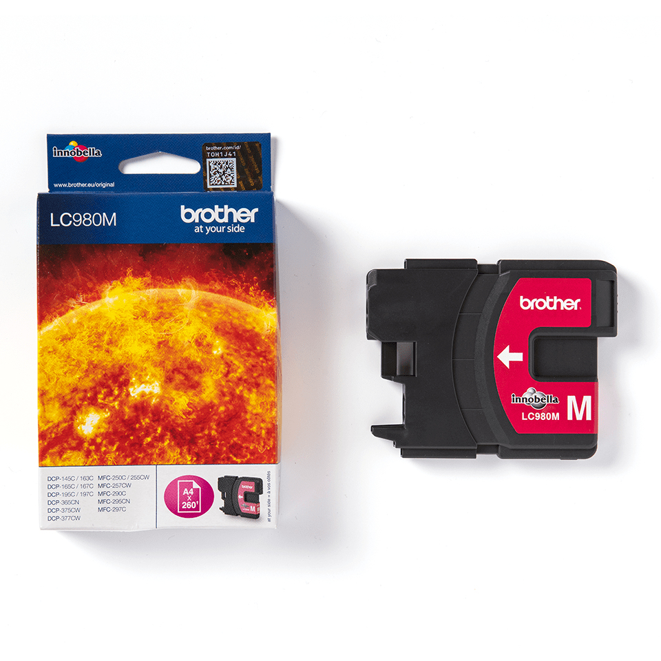 Cartucho de tinta magenta Brother LC980M junto a su caja de embalaje azul con un gráfico de sol sobre fondo blanco.