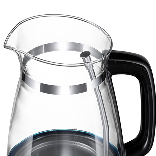 Glas-Wasserkrug mit schwarzem Griff und Edelstahlelementen auf weißem Hintergrund.