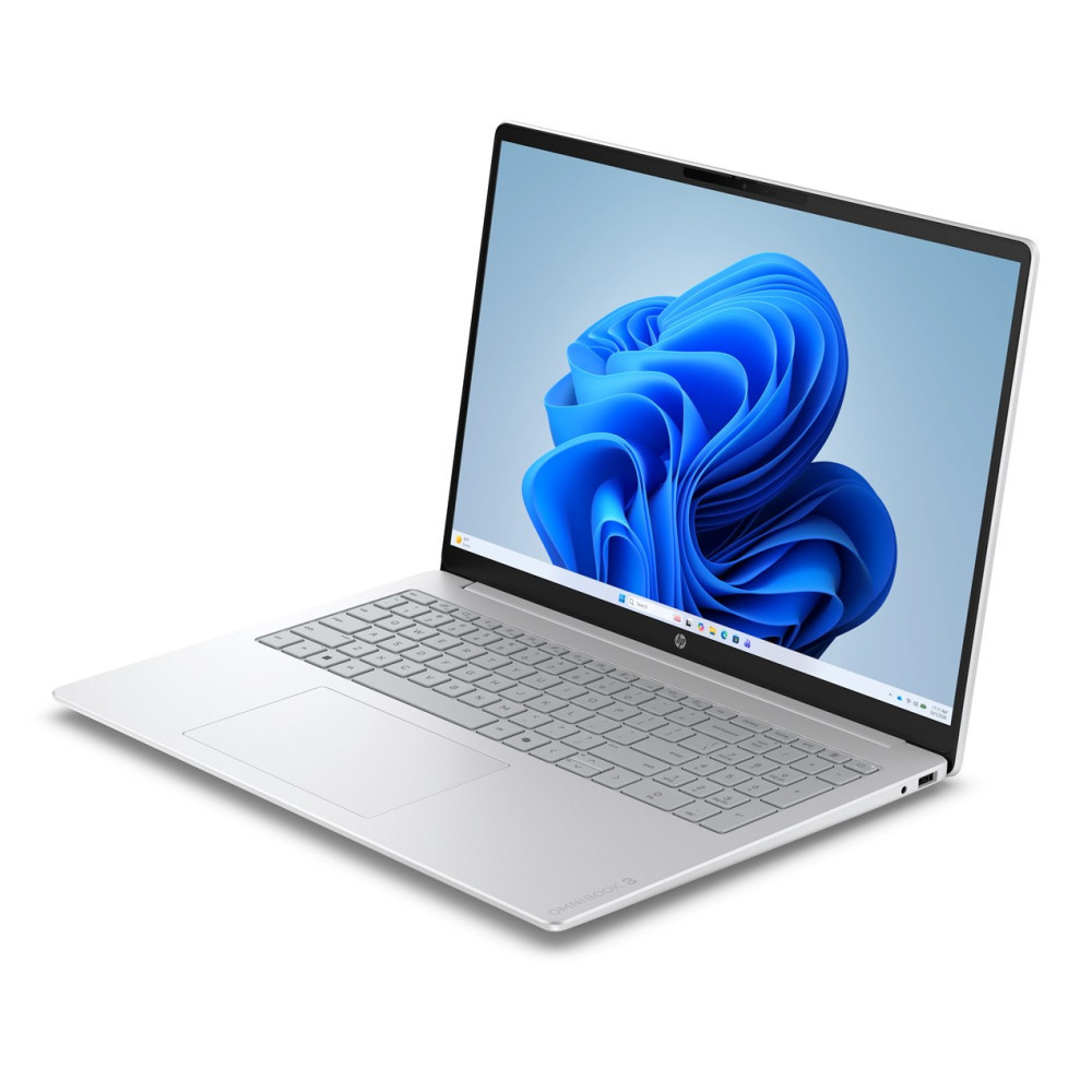 Srebrny laptop na białym tle wyświetla niebieską tapetę na ekranie.