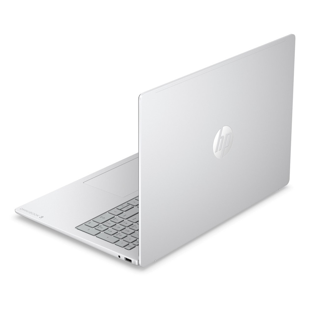 Srebrny laptop HP Omnibook 3 stoi ukośnie na białym tle, ukazując obudowę oraz klawiaturę.