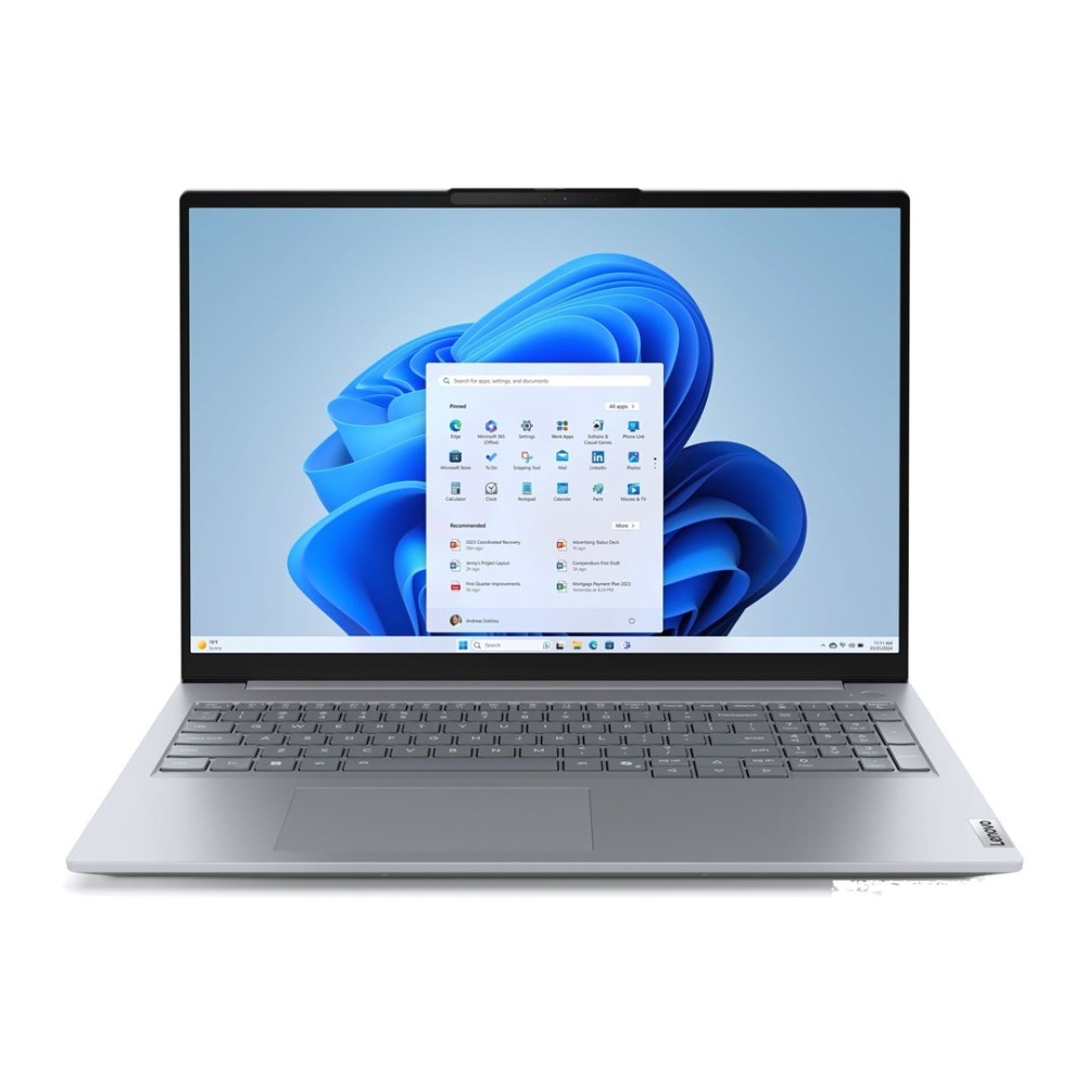 Otwarty srebrny laptop z niebieską abstrakcyjną tapetą na pulpicie i menu startowym systemu Windows 11.