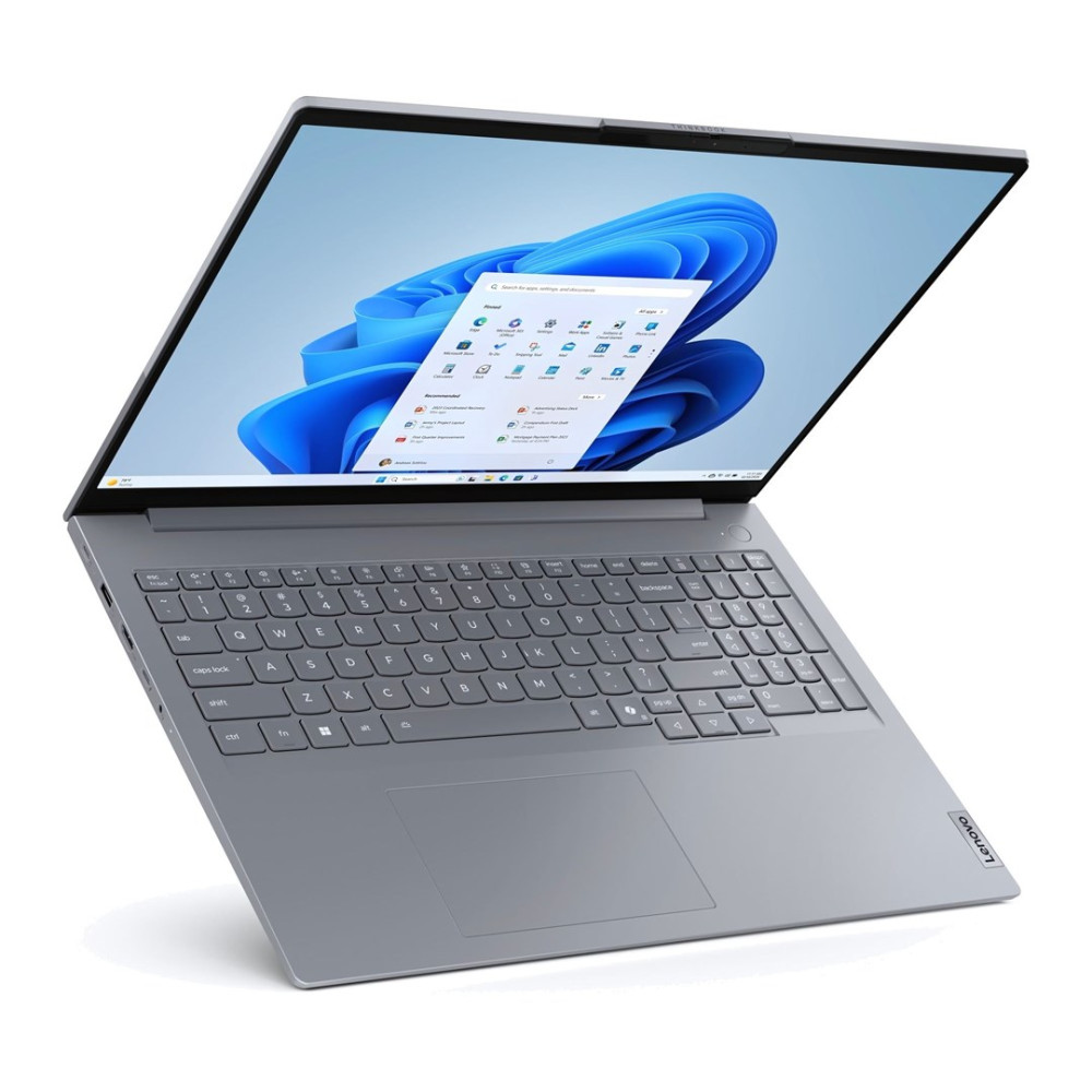 Srebrny laptop Lenovo jest otwarty na białym tle, wyświetlając niebieską tapetę.