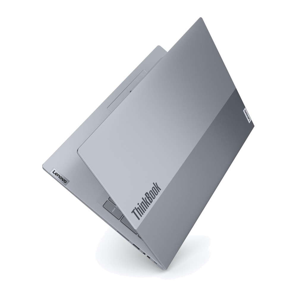 Srebrny laptop Lenovo ThinkBook jest lekko otwarty na białym tle.