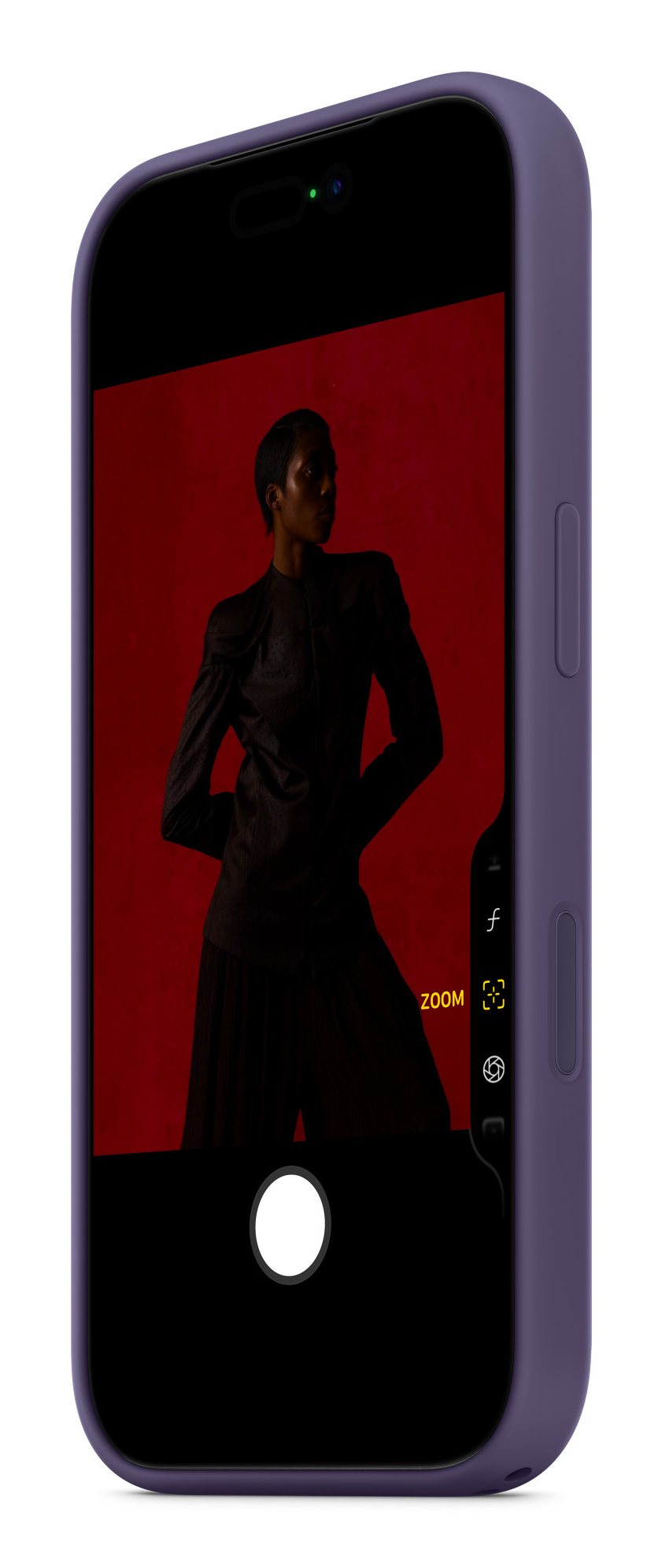 Un teléfono inteligente morado muestra en su pantalla la foto de una persona sobre fondo rojo.