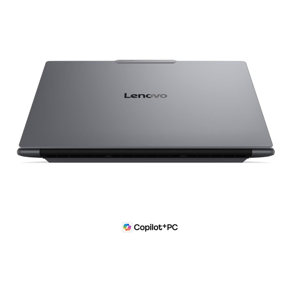 Zamknięty szary laptop Lenovo na białym tle z logo Copilot+PC.