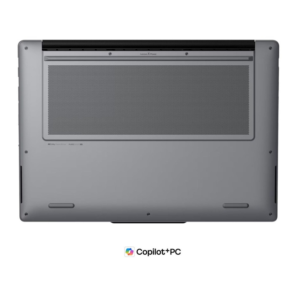 Spód szarego laptopa z dużą kratką wentylacyjną, gumowymi nóżkami i logo Copilot+PC na dole.