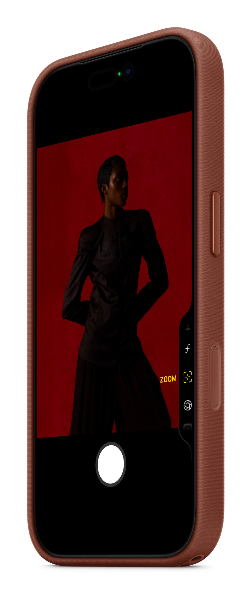 Un teléfono inteligente en una funda protectora marrón muestra la aplicación de cámara con una modelo en la pantalla.