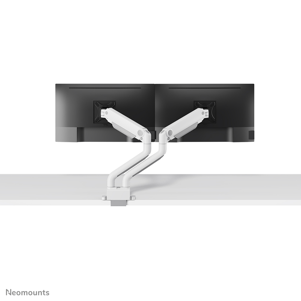 Twee witte monitorarmen dragen twee zwarte monitoren, bevestigd aan een witte bureaurand.