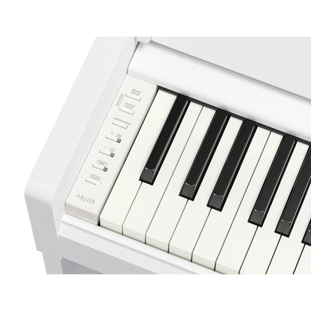 Widok z góry na białej klawiaturze cyfrowego pianina Yamaha Arius z przyciskami sterującymi po lewej.