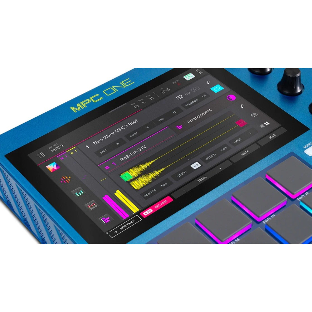 Zbliżenie niebieskiego Akai MPC One z ekranem dotykowym i podświetlanymi na fioletowo padami.