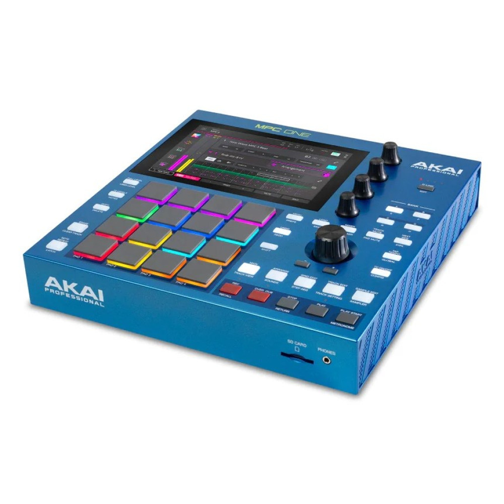Niebieski sampler i sekwencer muzyczny Akai MPC One z ekranem, szesnastoma kolorowymi padami i pokrętłami na białym tle.